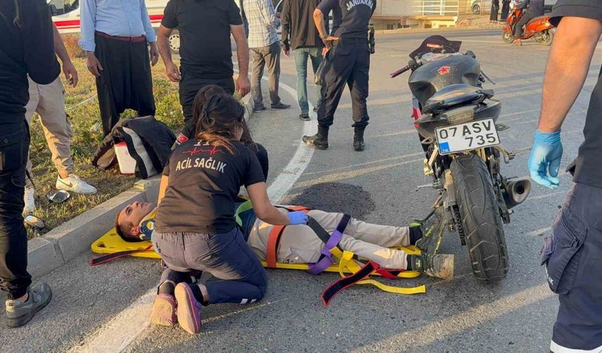 Kamyonetin çarpıp kaçtığı motosikletli yaralandı