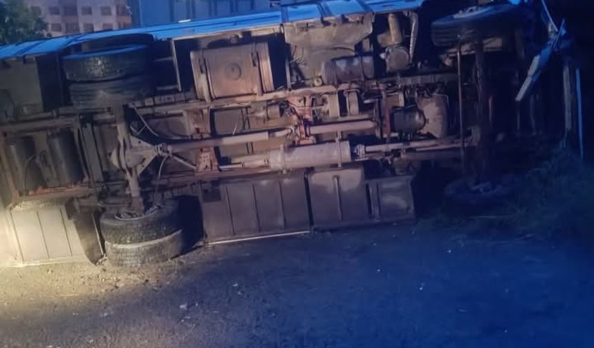 Karadeniz Ereğli’de midibüs park halindeki cipe çarptı: 2 yaralı