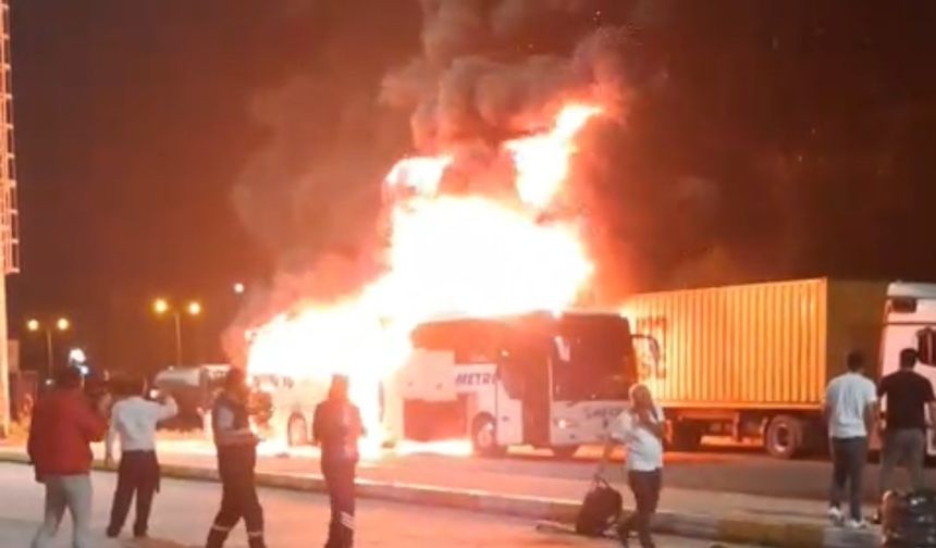 Kocaeli’de park halindeki otobüs alev alev yandı