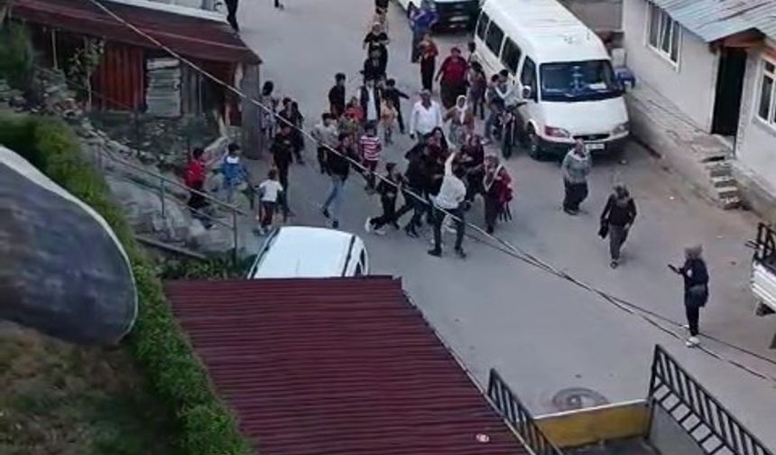 Kocaeli’deki iki grubun kavgasında tuğlalar havada uçuştu