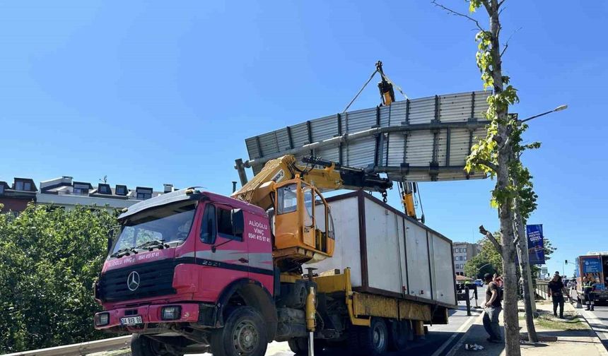 Konteyner yüklü vinç yönlendirme levhasına takıldı