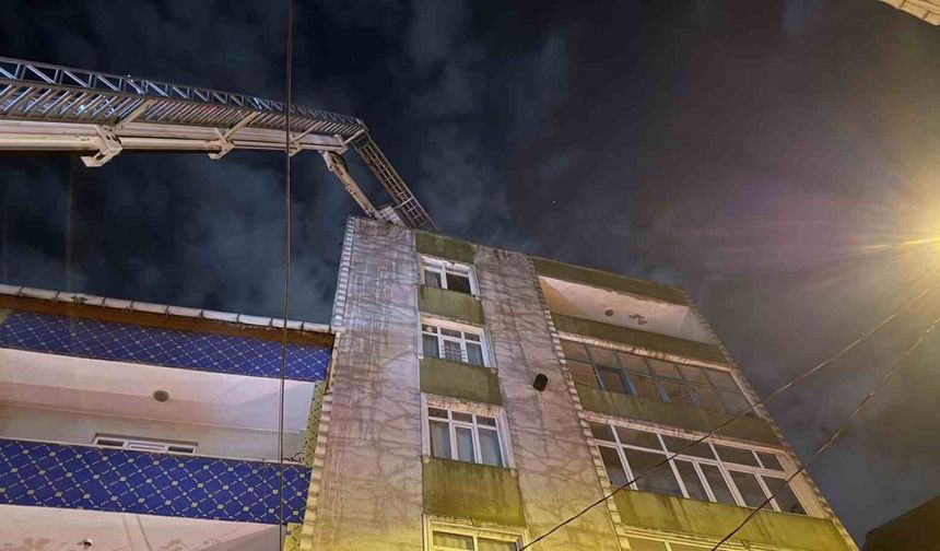 Küçükçekmece’de 7 katlı binanın çatısı alev alev yandı