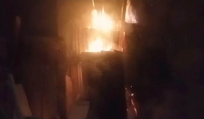 Mobilya dükkanında çıkan yangın büyümeden söndürüldü