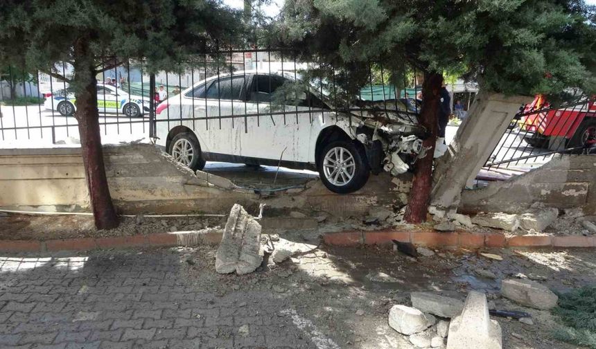 Önce otomobile sonra duvara çarpan araç alev aldı