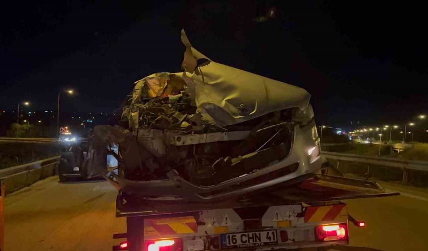 Otomobil kamyona çarptı: 2 yaralı