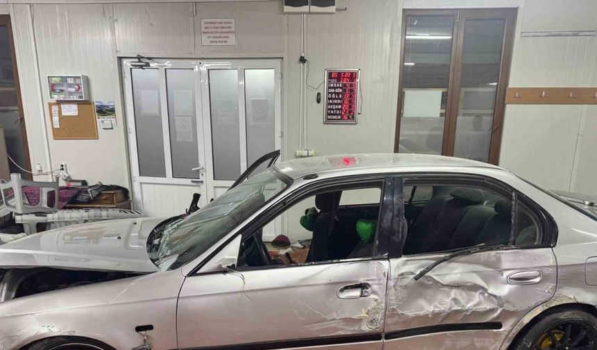 Otomobilin camiye daldığı anların güvenlik kamerası ortaya çıktı
