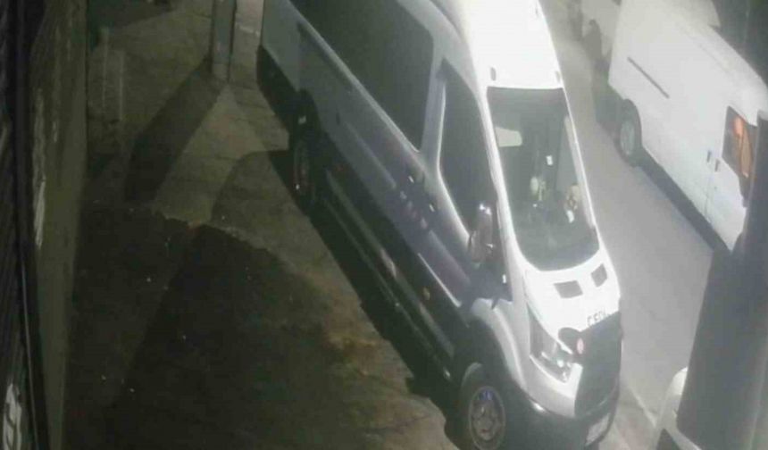 Park halindeki aracın elektrik ve teknik aksamını çaldılar, o anlar kamerada