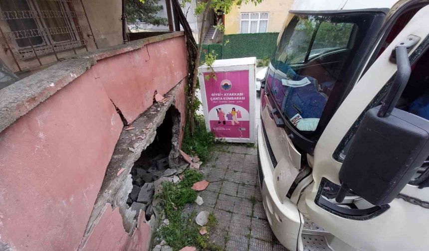 Park halindeki kamyon hareket ederek çarptığı metruk binanın duvarını yıktı