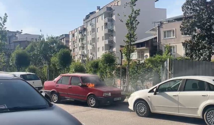 Park halindeki otomobil alev alev yandı