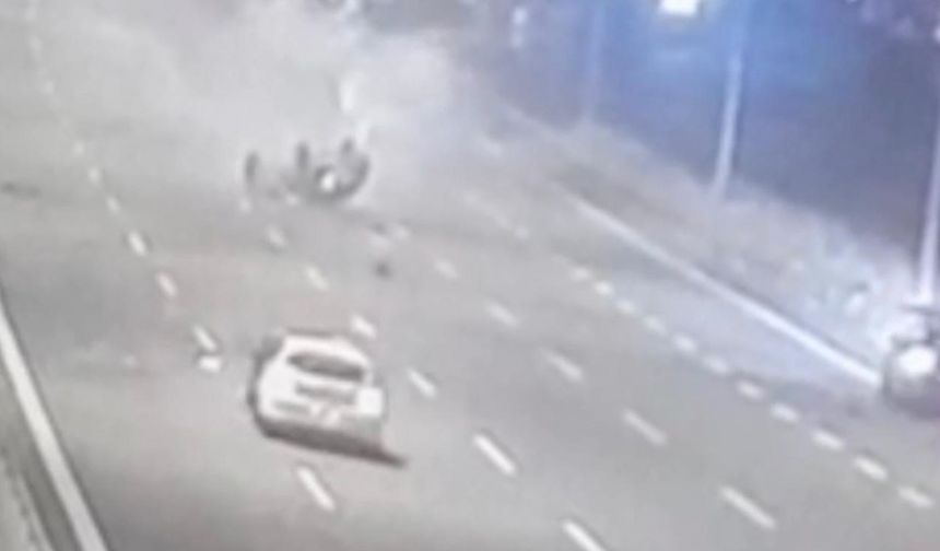 9 yaşındaki çocuk taklalar atan otomobilden yola savruldu