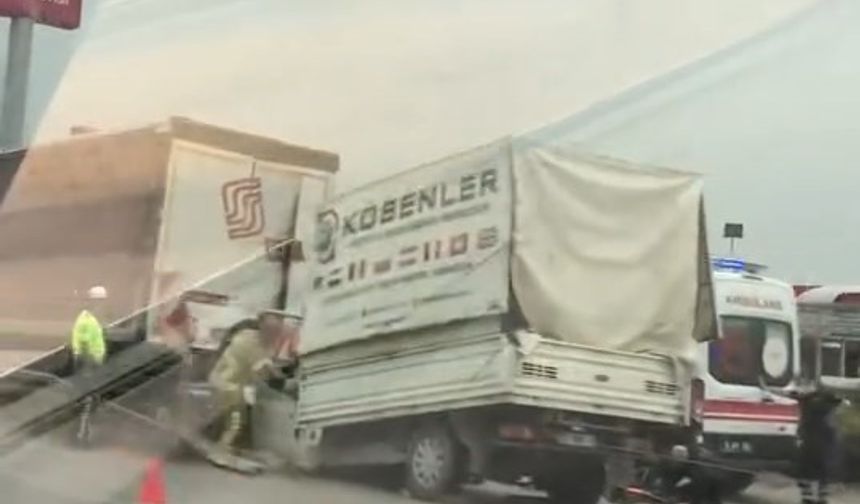 Sıkışan sürücüyü ekipler kurtardı