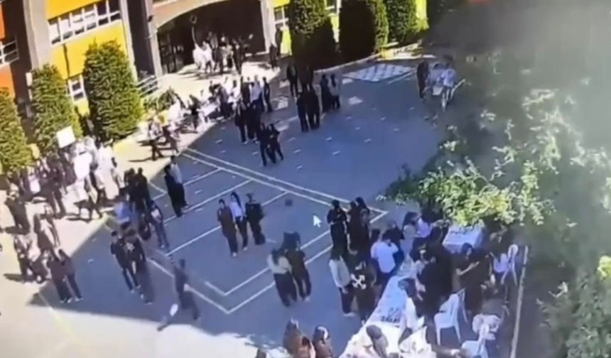 Sultanbeyli’de lise öğrencisi okul bahçesinde arkadaşını bıçakladı, o anlar kameraya yansıdı