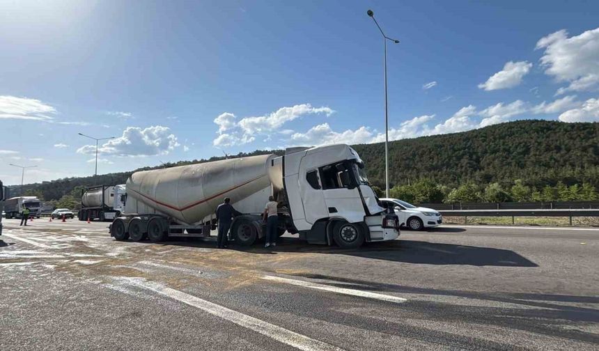 TEM Otoyolu’nda 2 tır çarpıştı: 1 yaralı