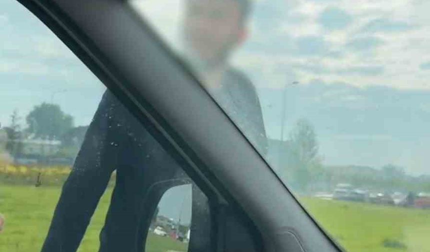 Trafikte korku dolu anlar...Aracından inen tır sürücüsünden çirkin hareketler