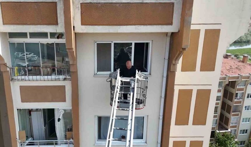 Yangın paniğe neden oldu, apartman sakinleri itfaiye merdiveniyle tahliye edildi