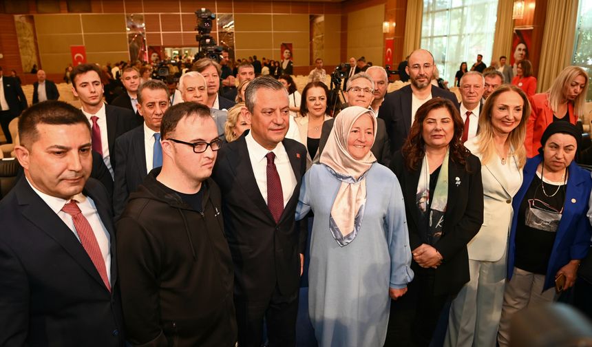 CHP Genel Başkanı Özel, Kuşadası'nda otizmli bireyler ve aileleri ile buluştu