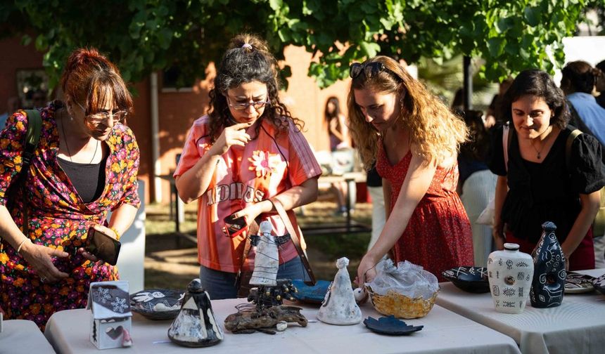Bornova’da 400 eserlik Seramik ve Çini Sergisi büyük ilgi gördü