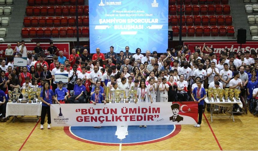 Celal Atik Spor Salonu’nda gençlik buluşması