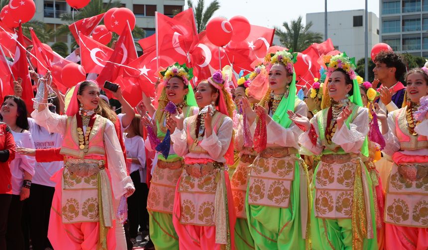 İzmir’de 19 Mayıs coşkusu renkli anlara sahne oldu