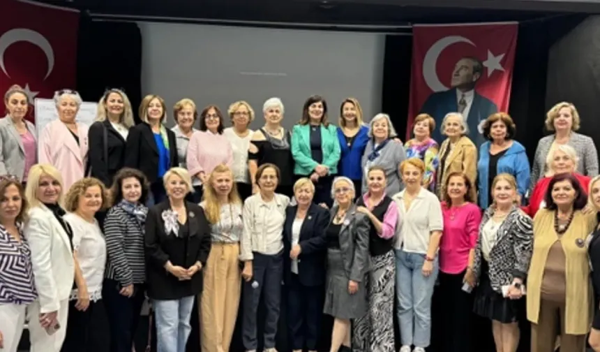 İzmir Kadın Kuruluşları Birliği’nde bayrak değişimi