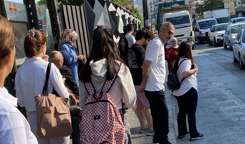 İzmir’de 23 bin işçi greve çıktı: Duraklarda uzun kuyruklar oluştu
