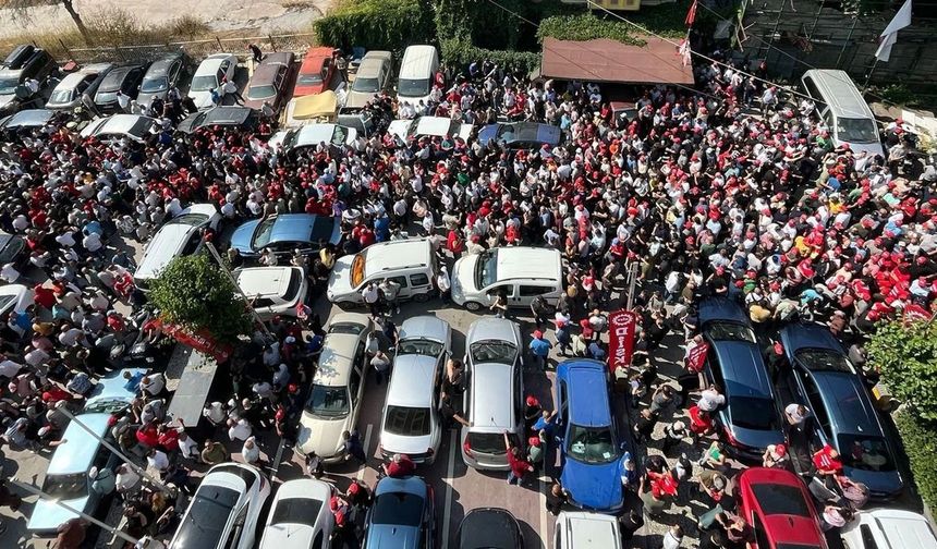 İzmir'de binlerce işçi Büyükşehir önünde toplandı: “Biz ne istediğimizi biliyoruz”