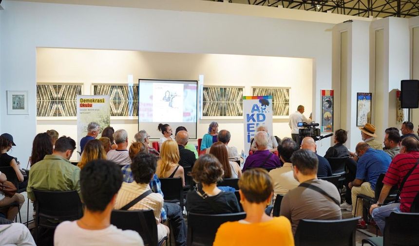 İzmirli gençler demokrasi kültürünü sanat aracılığıyla tartıştı