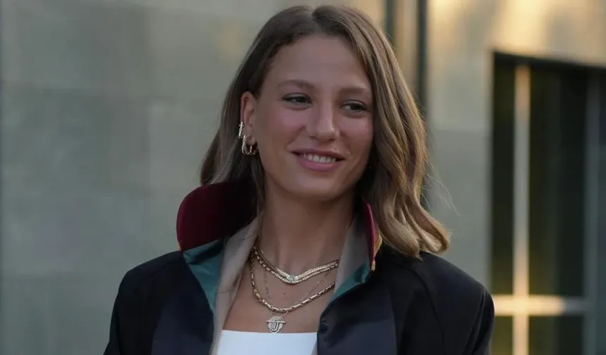 Tam gaz geri döndü: Serenay Sarıkaya defilede göbek attı!