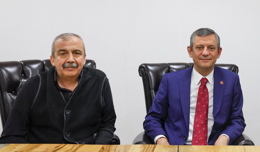 SON DAKİKA: Özgür Özel'e yumruklu saldırı!