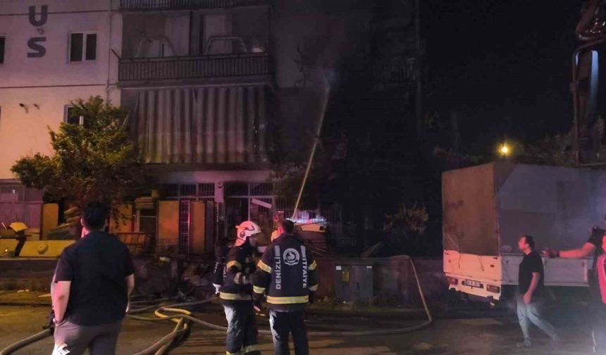 Ağaçta çıkan yangın binaya sıçradı