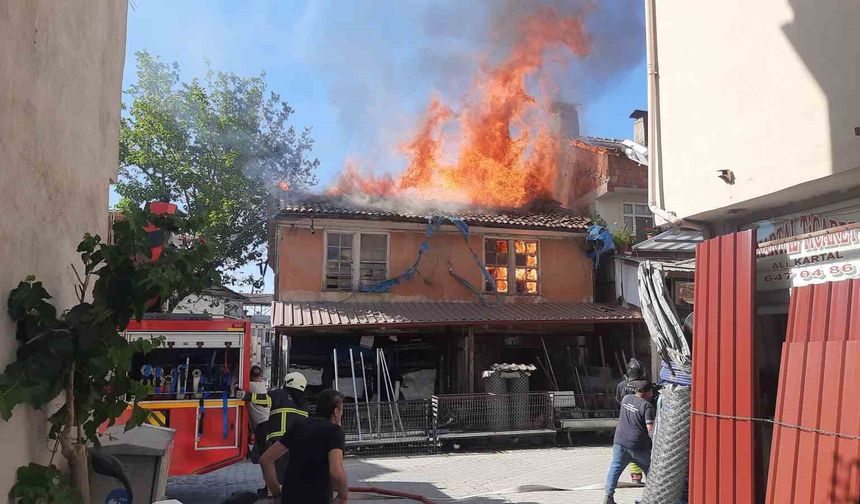 Ahşap bina alevlere teslim oldu, alevler yan binaya sıçradı