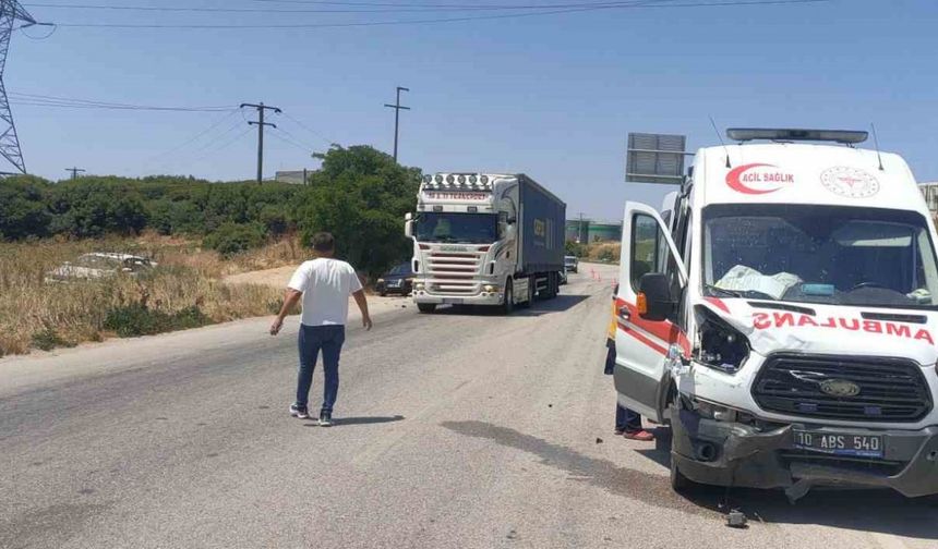 Ambulans otomobile arkadan çarptı: 1 sağlık çalışanı yaralandı