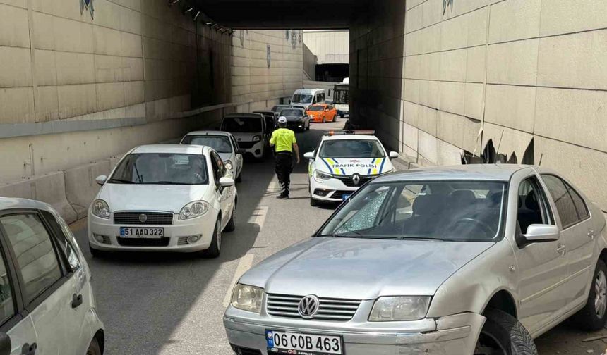 Ankara’da refüje çarpan otomobil takla attı: 2 yaralı