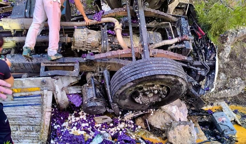 Antalya’da yumurta yüklü kamyon devrildi: 1 ölü