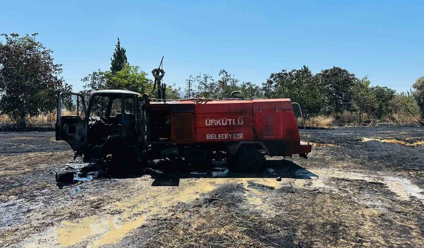 Arazi yangınında alevlerin arasında kalan itfaiye aracı yandı