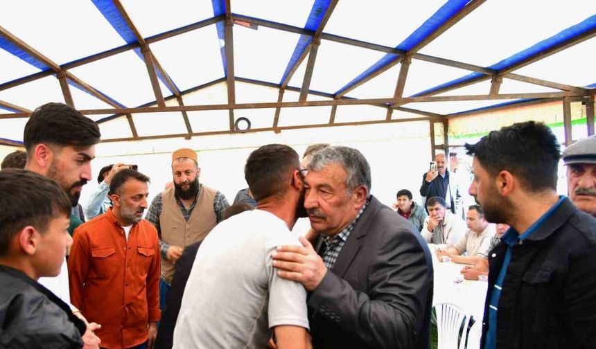 Ardahan Valisinin girişimiyle husumetli iki aile yıllar sonra barıştı