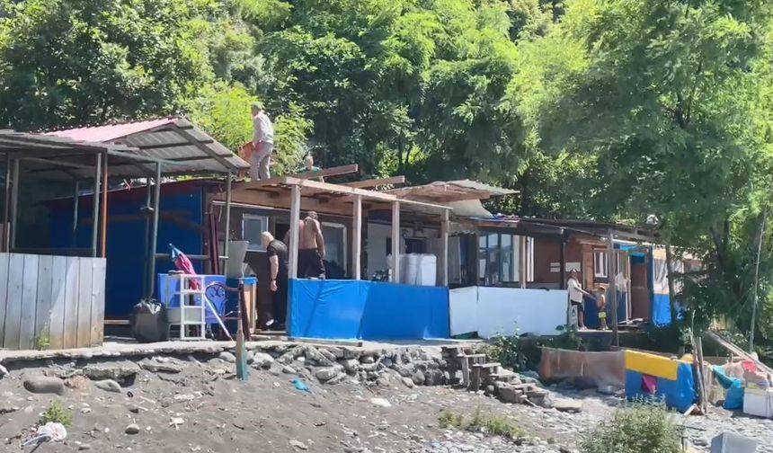 Artvin’in Karadeniz kıyılarındaki kaçak yapılar yıkılıyor