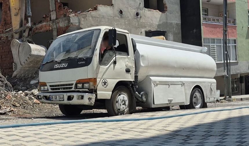 Avcılar’da 2 çocuk ağır tonajlı kepçeyi hareket ettirdi