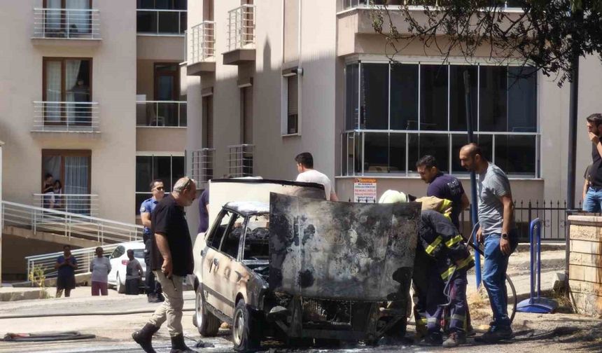 Bakkala gitmek için indi, aracı alevlere teslim oldu