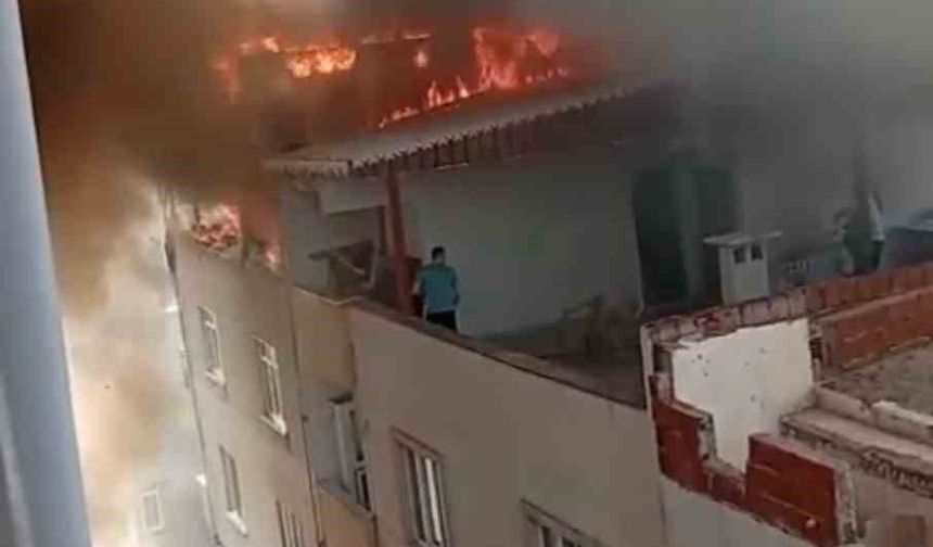 Bursa’da 3 katlı binanın çatı katı alev alev yandı