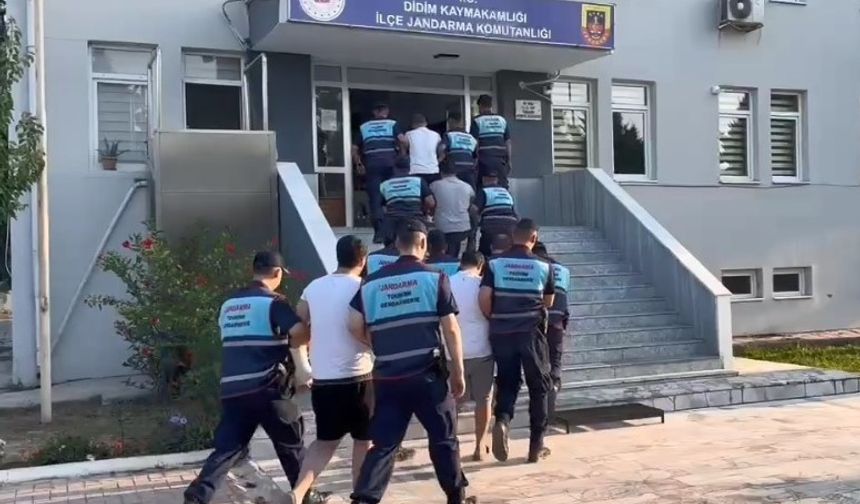 Didim’de tur otobüsüne saldıran 5 şüpheli adliyeye sevk edildi