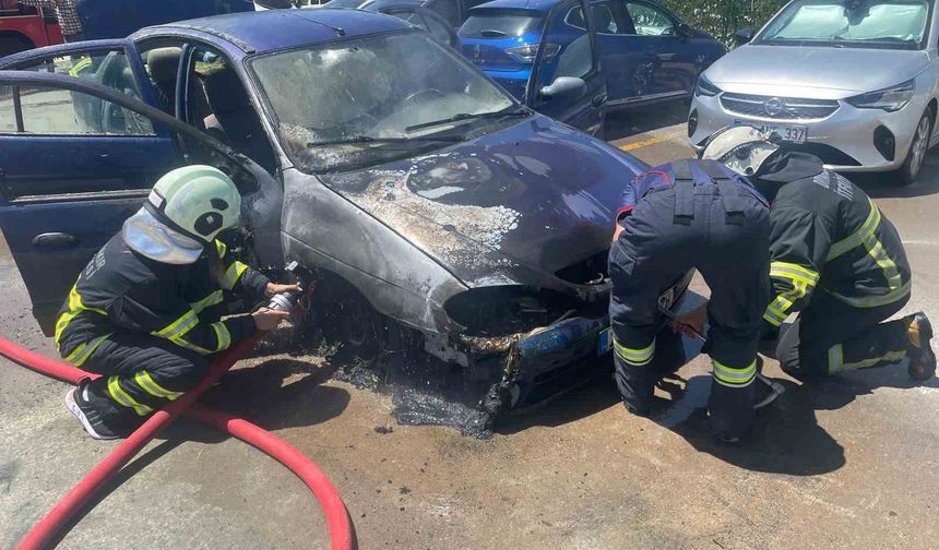 Hastane otoparkında otomobil yangını