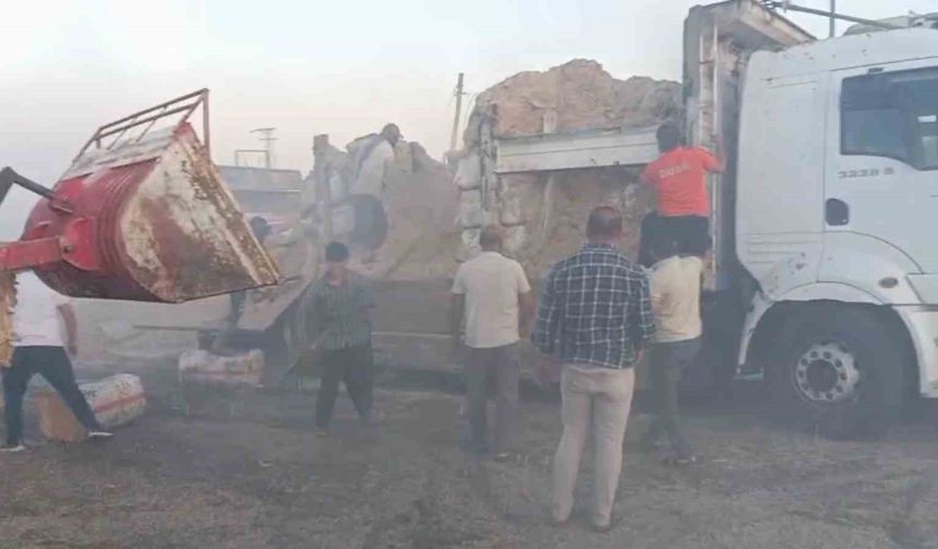 Diyarbakır’da kamyondaki saman balyaları yandı