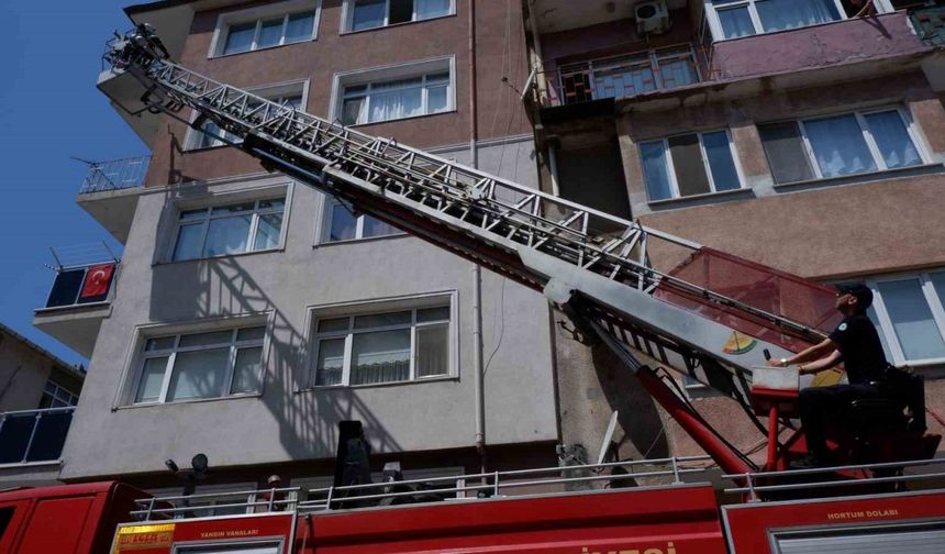 Edirne’de yangında evlerinde mahsur kalan 2 kişi ekiplerce kurtarıldı