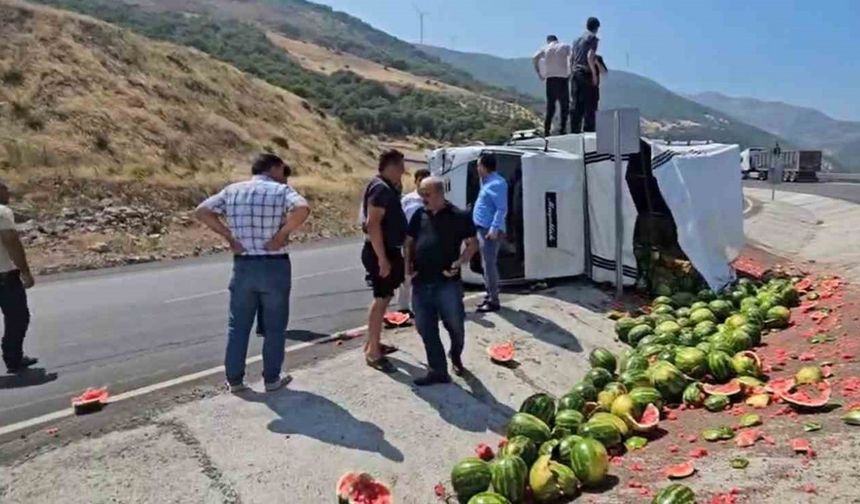 Gaziantep’te virajı alamayan karpuz yüklü kamyonet yan yattı