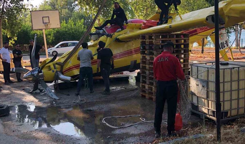 Göle düşen uçağın enkazının çıkartılma görüntüleri paylaşıldı