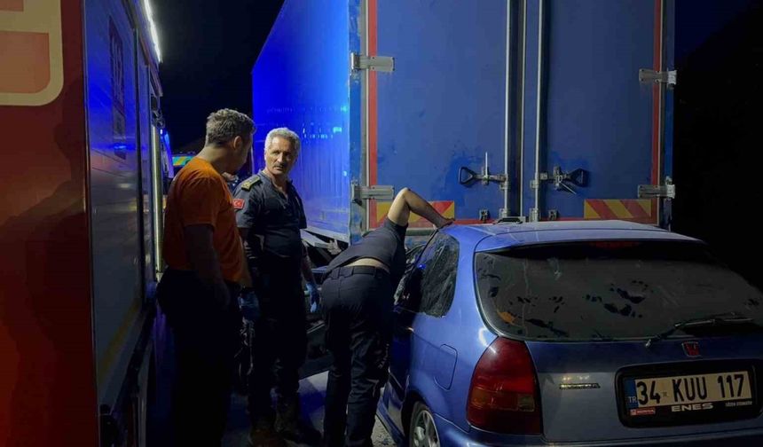 Kamyonun altına giren otomobilde can pazarı: 1 ölü, 1 ağır yaralı