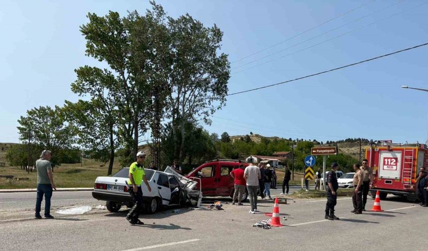 Kastamonu’da Tofaş otomobil ile hafif ticari araç çarpıştı: 5 yaralı
