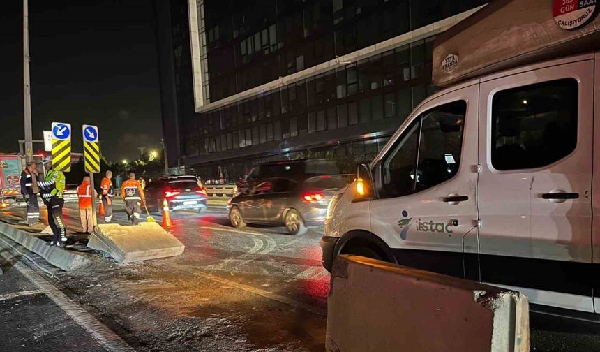 Küçükçekmece E-5’te beton bariyere çarpan otomobil yan yola girdi
