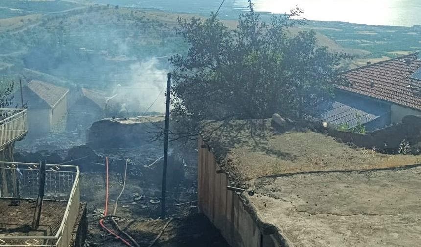 Malatya’da örtü yangını: 2 ev küle döndü